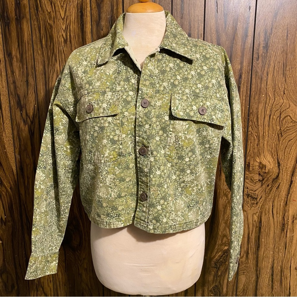 Wild Fable Green Floral Cropped Canvas Surplus Shacket - Picture 2 of 7